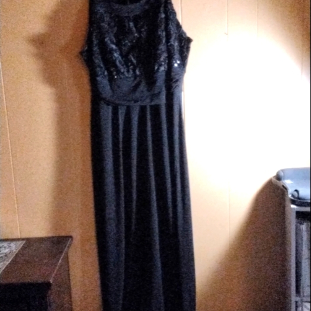 A black ENFOCUS gown